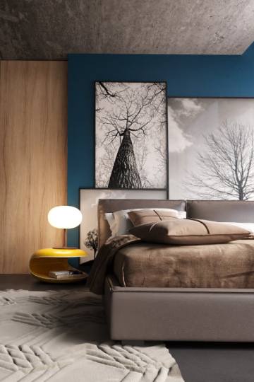 Um quarto com uma cama de casal